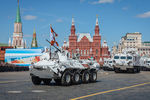 Бронетранспортер БТР-82А и зенитные ракетно-пушечные комплексы «Панцирь-СА» на базе вездехода ДТ-30 на генеральной репетиции военного парада в Москве, 7 мая 2017 года