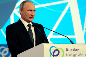 Владимир Путин выступает на пленарной сессии «Энергия для глобального роста» первого Международного форума по энергоэффективности и развитию энергетики «Российская энергетическая неделя», 4 октября 2017 года
