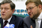 Лидер «Яблока» Григорий Явлинский и лидер СПС Никита Белых во время пресс-конференции в Москве, 2005 год
