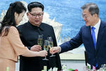 Лидеры КНДР и Южной Кореи Ким Чен Ын и Мун Джэин, и первая леди Северной Кореи Ли Соль Чжу во время встречи в демилитаризованной зоне, 27 апреля 2018 года