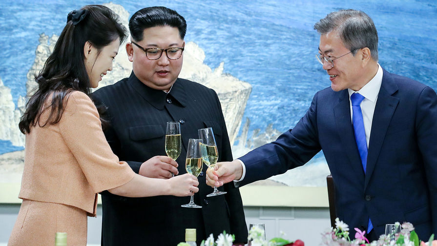 Лидеры КНДР и Южной Кореи Ким Чен Ын и Мун Джэин, и первая леди Северной Кореи Ли Соль Чжу во время встречи в демилитаризованной зоне, 27 апреля 2018 года