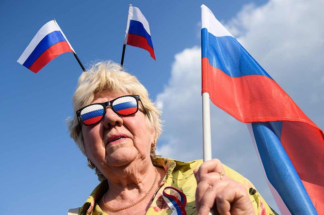 Жительница Екатеринбурга во время празднования Дня Государственного флага Российской Федерации в Историческом сквере, 22 августа 2018 года
