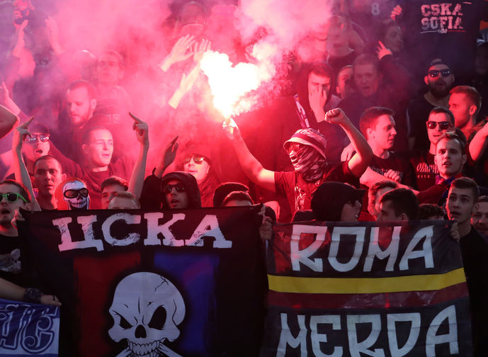 Болельщики ПФК ЦСКА во время матча группового этапа Лиги чемпионов УЕФА с ФК «Рома» в Риме, 23 октября 2018 года