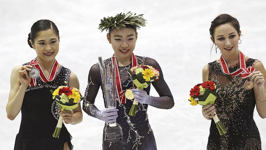 Сатоко Мияхара (слева), Рика Кихира (в центре) и Елизавета Туктамышева с наградами NHK Trophy
