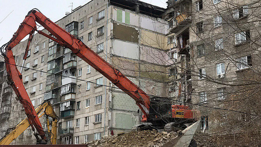 Демонтажные работы на месте обрушения подъезда жилого дома в Магнитогорске, 12 января 2019 года