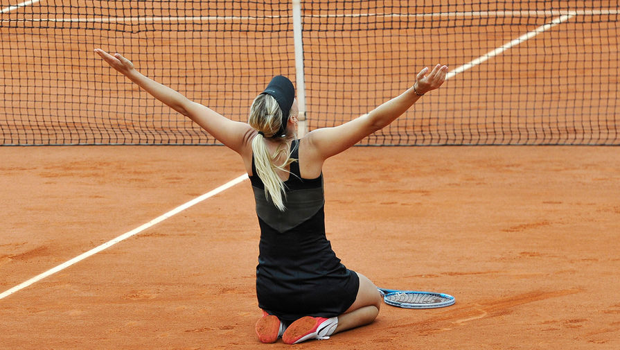 Мария Шарапова после победы в финальном матче Открытого чемпионата Франции по теннису среди женщин против итальянки Сары Эррани, 2012 год