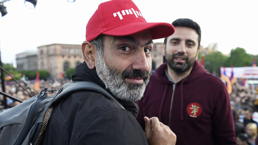 Лидер оппозиционного движения &laquo;Мой шаг&raquo; Никол Пашинян во время митинга на&nbsp;площади Республики в&nbsp;Ереване, апрель 2018 года