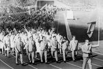 Советская Олимпийская команда на параде в день открытия XVIII Олимпийских игр в Токио в 1964 году. Знамя несет Юрий Власов
