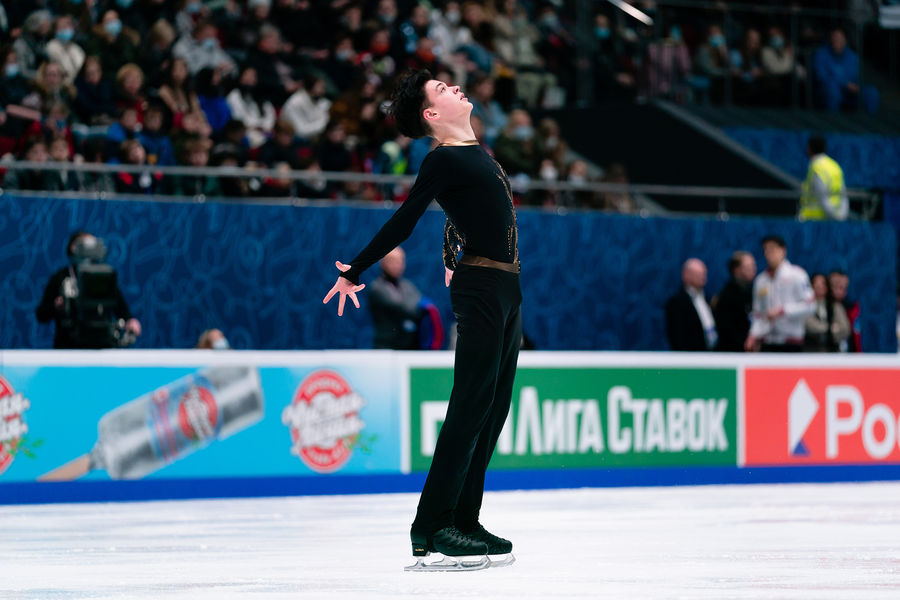 Владислав Дикиджи выступает с короткой программой на чемпионате России — 2022