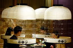 Постояльцы отеля «Хошиной» в Токио во время ужина, 12 февраля 2022 года