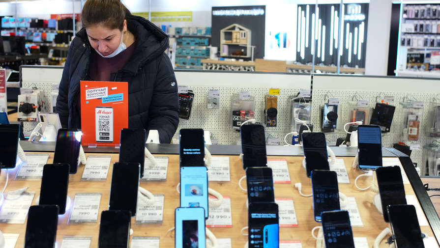 Продажи дорогих смартфонов в России за месяц упали на 30%