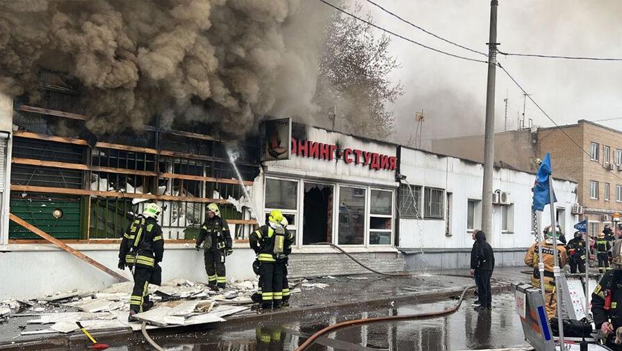 В горящем Плов центре в Москве обрушилась кровля и произошли взрывы