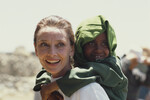 Одри Хепберн с эфиопской девочкой во время своей первой миссии ЮНИСЕФ в Эфиопии, 1988 год
<br><br>
В конце 1980-х в жизни Одри Хепберн появился новый смысл — она стала послом доброй воли UNICEF. Как вспоминали сопровождавшие актрису, в каждой поездке она жила в таких же суровых условиях, как и все, не требуя особого отношения. 