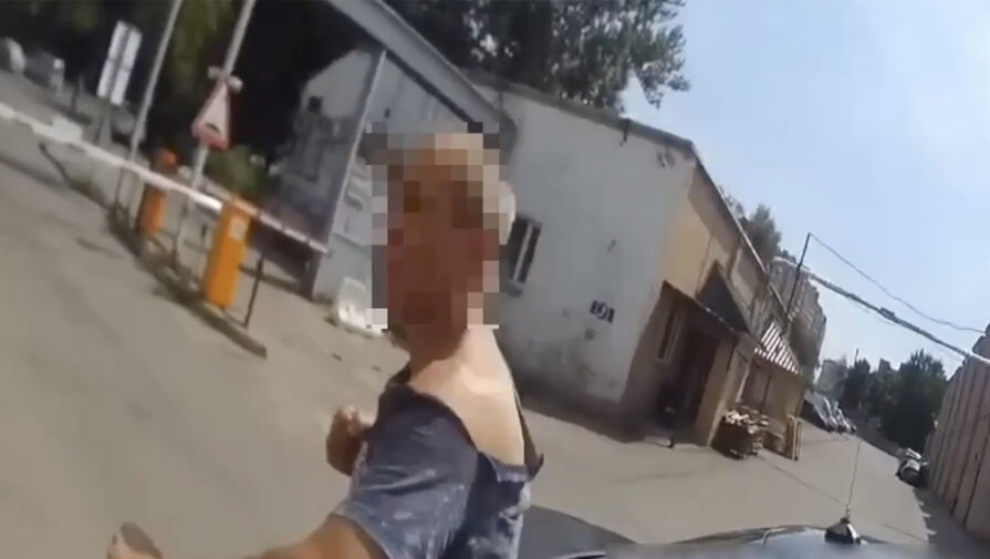 В Москве неизвестный подкрался к женщине и ударил ее по голове