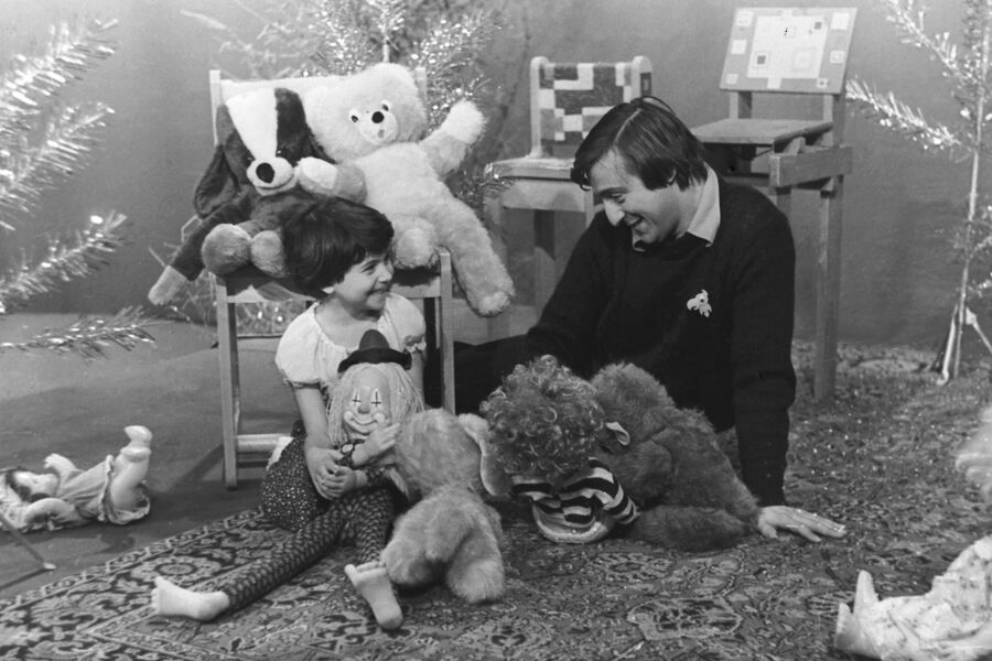 Геннадий Хазанов с&nbsp;дочерью Алисой во время записи детской телепередачи &laquo;Будильник&raquo;, 1979&nbsp;год
