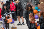 Супруга президента США Мишель Обама и участники мероприятий по случаю Хеллоуина во дворе Белого дома