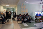 Жители Омской области во время трансляции пресс-конференции президента России Владимира Путина в поликлинике города Тары, 2015 год