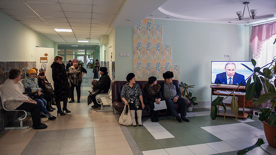 Жители Омской области во время трансляции пресс-конференции президента России Владимира Путина в поликлинике города Тары, 2015 год
