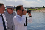 Губернатор Волгоградской области Андрей Бочаров и премьер-министр России Дмитрий Медведев во время прогулки на частном катере «Александра» по реке Волге, 8 августа 2017 года