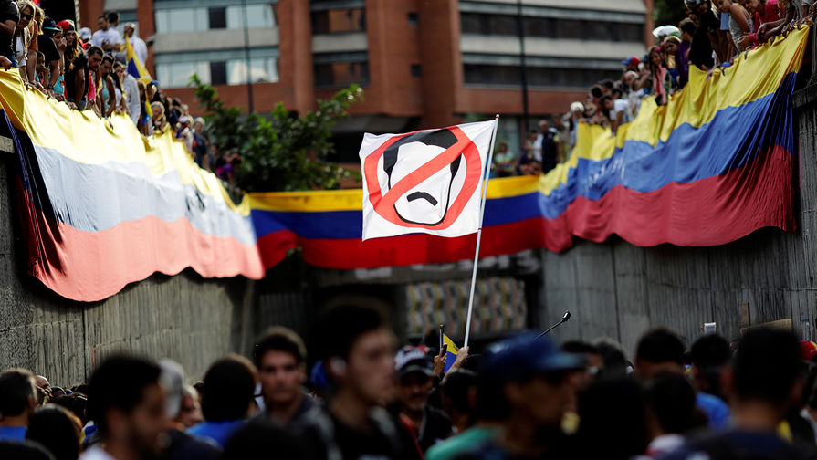 Плакат с изображением президента Венесуэлы Николаса Мадуро на протестном мероприятии в Каракасе, июль 2017 года