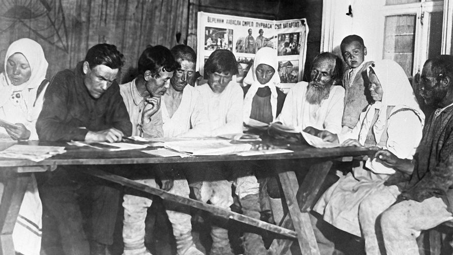 Чувашские крестьяне в кружке по ликвидации неграмотности, 1928 год