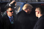 Президент США Дональд Трамп в окружении телохранителей во время прибытия на Всемирный экономический форум в Давосе, 21 января 2020 года