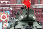 Танки Т-34-85 во время парада, посвященного 76-й годовщине Победы в Великой Отечественной войне, на Красной площади, 9 мая 2021 года
