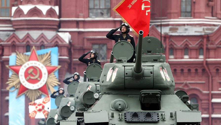  Танкове Т-34-85 по време на парада, отдаден на 76-годишнината от успеха във Великата отечествена война, на Червения площад, 9 май 2021 година 