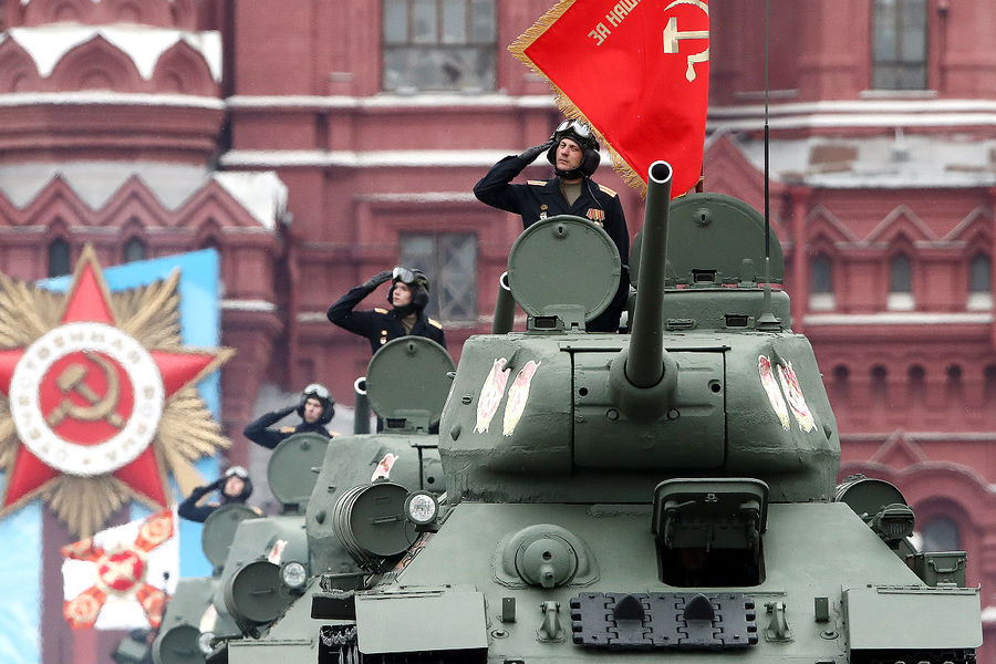 Танки Т-34-85 во время парада, посвященного 76-й годовщине Победы в&nbsp;Великой Отечественной войне, на&nbsp;Красной площади, 9 мая 2021 года
