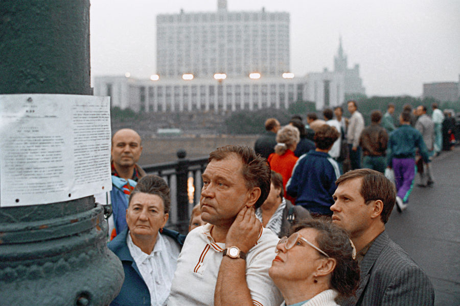 Встревоженные москвичи читают воззвание ГКЧП, расклеенное на&nbsp;улицах города, 19 августа 1991 года
