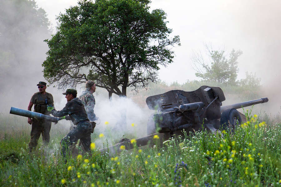 Военнослужащие артиллерийских подразделений Народной милиции ЛНР во время стрельбы по отступающей из Тошковки колонне техники ВСУ, 12 июня 2022 года