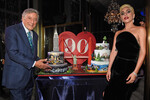 Леди Гага дарит Тони Беннетту торт к его 90-летию в Нью-Йорке, 2016 год