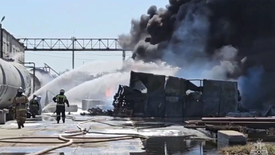 Пожар в Омске охватил цистерны с нефтепродуктами