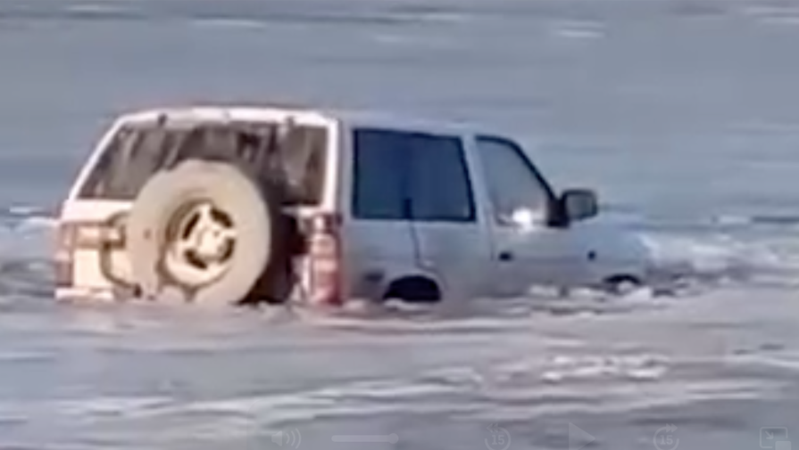 В Приморье лед не выдержал тяжести трех автомобилей рыбаков