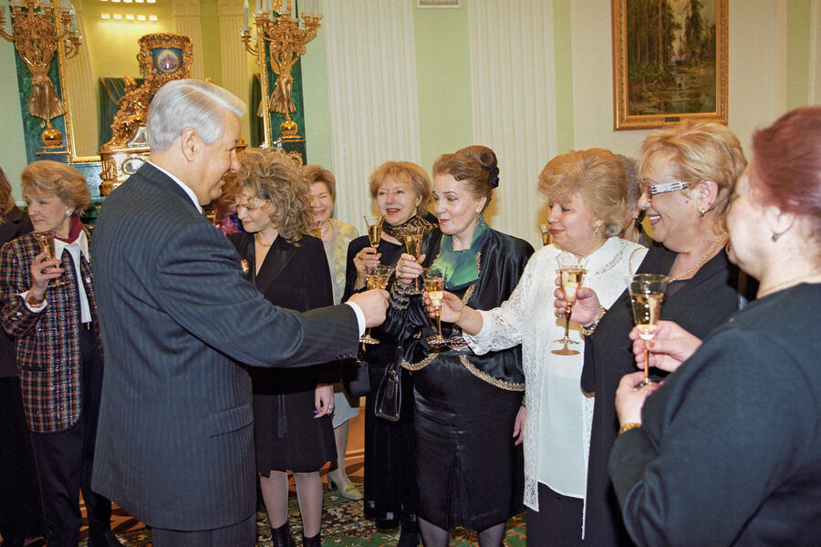 Президент РФ Борис Ельцин, певица Лариса Долина, актрисы Людмила Касаткина и Элина Быстрицкая, поэтесса Лариса Рубальская и актриса Галина Волчек во время встречи, посвященной международному женскому дню в&nbsp;Кремле, Москва, 6&nbsp;марта 1998&nbsp;года