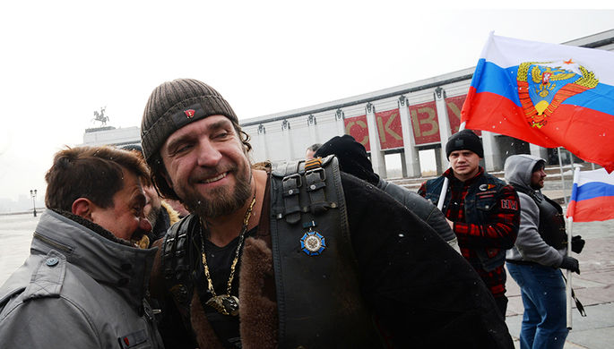 Президент мотоклуба «Ночные волки» Александр Залдостанов (Хирург) во время торжественной...