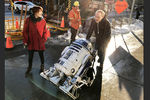 Член клуба поклонников R2 во время перевозки своей модели R2E6 после посещения мероприятия, посвященного «Звездным войнам», Торонто, Канада