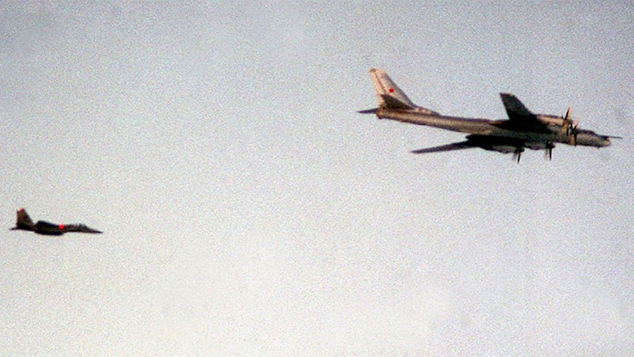 Американский истребитель F-16 во время сопровождения российского бомбардировщика Ту-95 около Исландии, 1999 год