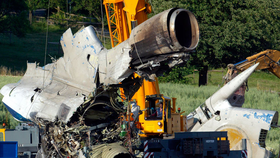 Обломки самолета Ту-154 &laquo;Башкирских авиалиний&raquo; возле города Иберлинген в&nbsp;Южной Германии, 2 июля 2002 года