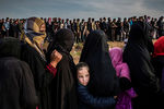 Оставшиеся в Мосуле (Ирак) гражданские лица стоят в длинной очереди за гуманитарной помощью.