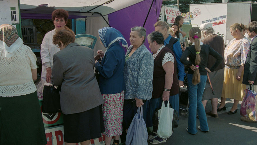 Жители Кемерова в очереди за продуктами, 1998 год 