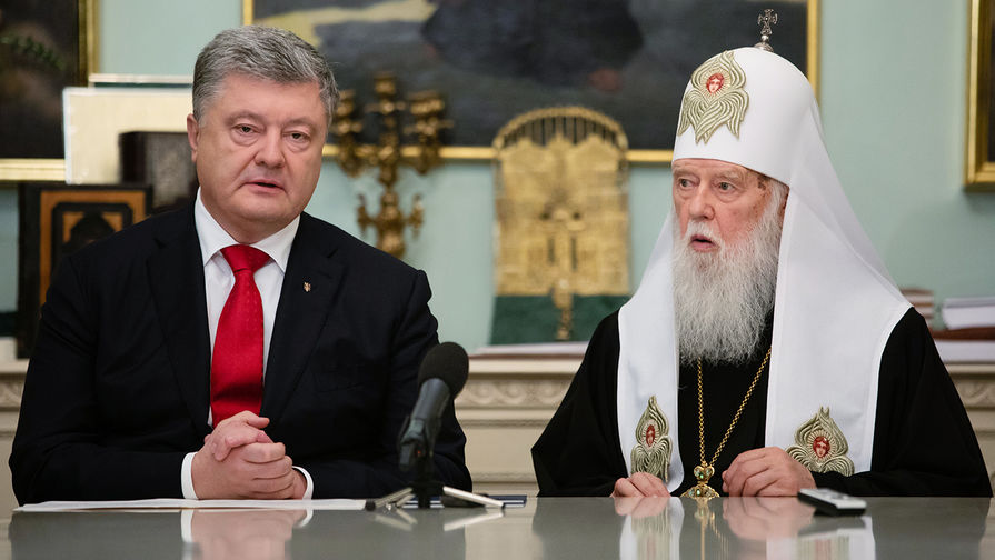 Президент Украины Петр Порошенко во время встречи с архиереями Украинской православной церкви. Справа: патриарх Филарет.