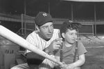 Игрок «Нью-Йорк Янкиз» Джо Ди Маджо c сыном Джозефом III перед игрой между «Янкиз» с «Вашингтон Сенаторз» в Нью-Йорке, 1947 год