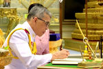 Король Таиланда Маха Вачиралонгкорн и его супруга, генерал Сутхида Вачиралонгкорн, во время подписания документов о браке во дворце Дусит в Бангкоке, 1 мая 2019 года