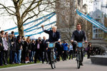 Бывший мэр Лондона (2008 — 2016) Борис Джонсон (слева) и бывший губернатор Калифорнии (2003 — 2011) Арнольд Шварценеггер (справа) едут на велосипедах из городского проката в Лондоне, 2011 год 
