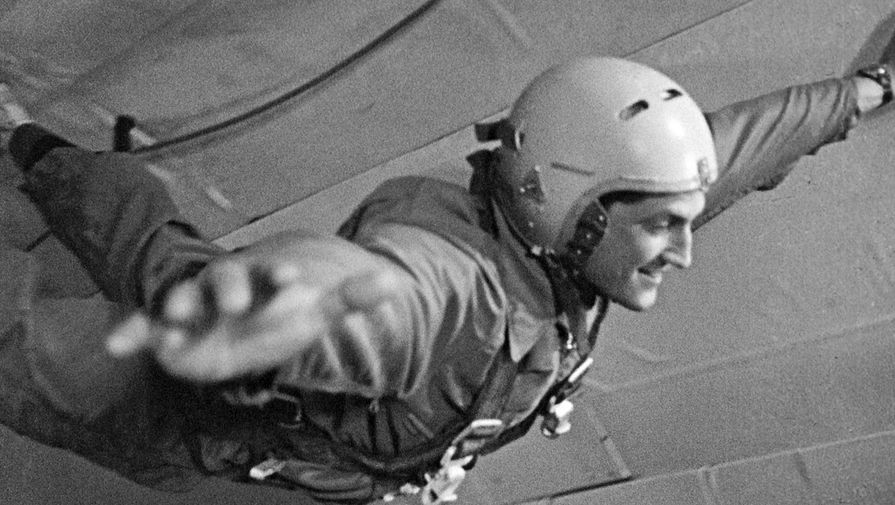 Космонавт Борис Волынов в невесомости в самолете-лаборатории в период подготовки к космическому полету, 1965 год
