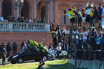 Катафалк с телом Диего Марадоны покидает президентский дворец в Буэнос-Айресе