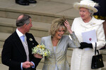 Принц Чарльз и Камилла покидают часовню Святого Георгия в Виндзоре на следующий день после свадьбы, 2005 год. На заднем плане — королева Елизавета II