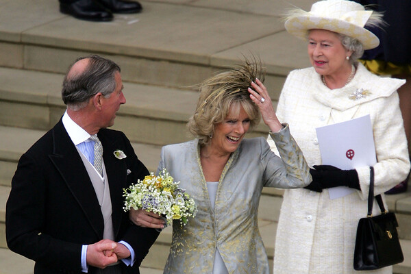 Принц Чарльз и Камилла покидают часовню Святого Георгия в&nbsp;Виндзоре на&nbsp;следующий день после свадьбы, 2005&nbsp;год. На&nbsp;заднем плане &mdash; королева Елизавета II