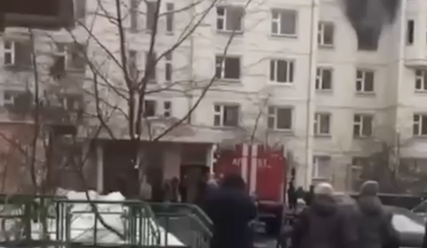 В Москве пожарные эвакуировали 13 взрослых и семерых детей из горящего здания